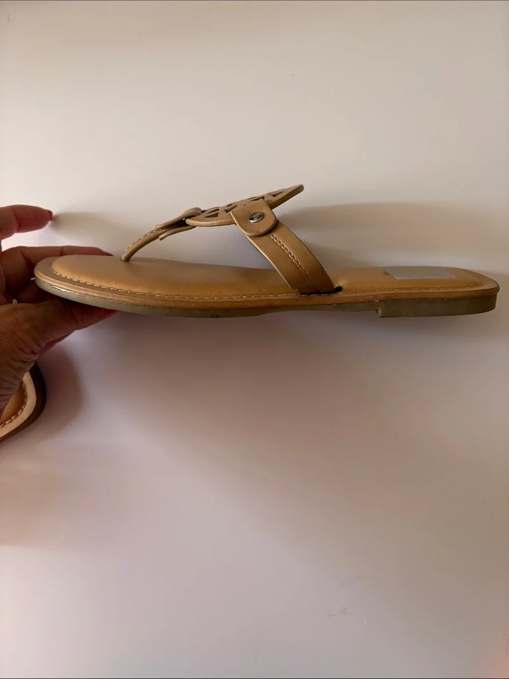 Dolce Vita Women's Tan Cutout Thong Sandals - Casual Slip-On Comfort size 6